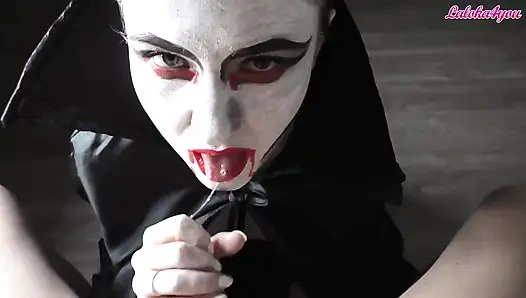 Девушка-вампир страстно сосет большой член, чтобы кончить в рот