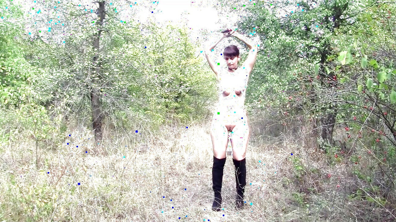 गुलाम tih को नग्न चलने की सजा दी जाती है