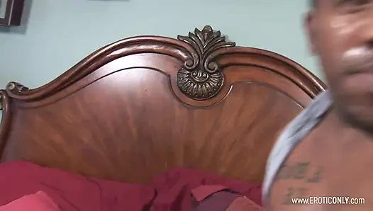 Memek sempit cewek semok ini dientot habis-habisan sama kontol besar pria kulit hitam