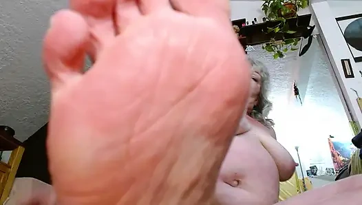 1228 Giantess DawnSkye притворяется, что не видит сбежавшего S00, дает ему загипнотизирующее шоу