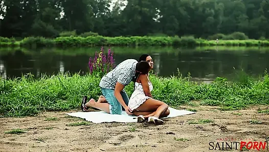 Erkek ve kadın en yakın arkadaşlar nehir kenarında birbirlerinin vücutlarında konfor buluyor