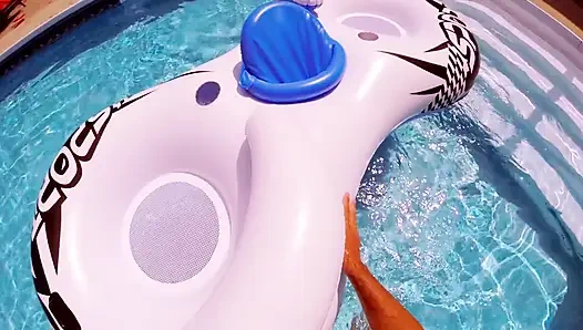 Мокрые игры члена и киски у бассейна