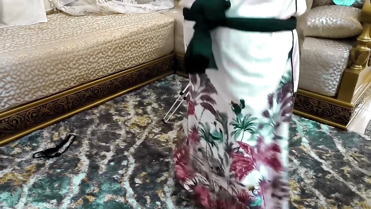 Arabisk Fru Dansar Cuckold Make Tittar På Fru Stor Röv Analsex