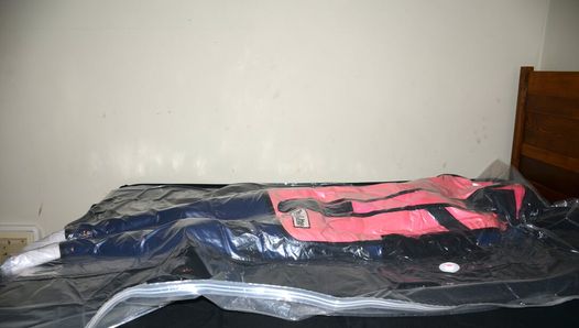 Jun 27 2023 - VacPacked in meinem doppelschichtigen schlafsack mit meinen PVC-Blei- und Gummi-schlampen
