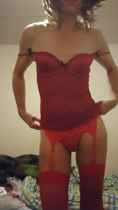 Doamnă travestită efeminată. Exerciții de dimineață. Dans sexual.