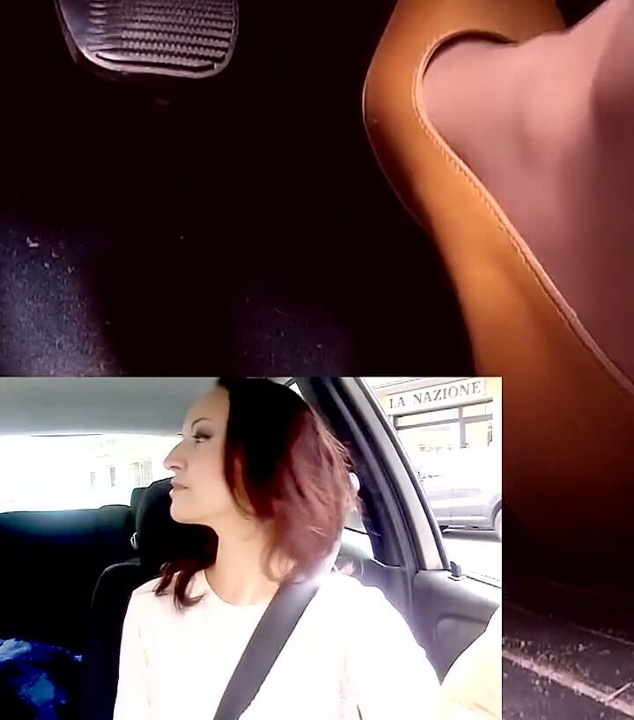 Dirigindo em bombas de couro e meias nuas