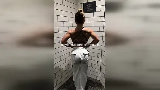 PUSSY FLASH - TEEN'S YOGA ROUTINE GOES WRONG