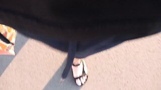 Alex 'blote voeten dragen sandalen met adidas -bandjes