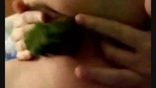 Une latina en talons joue avec un concombre