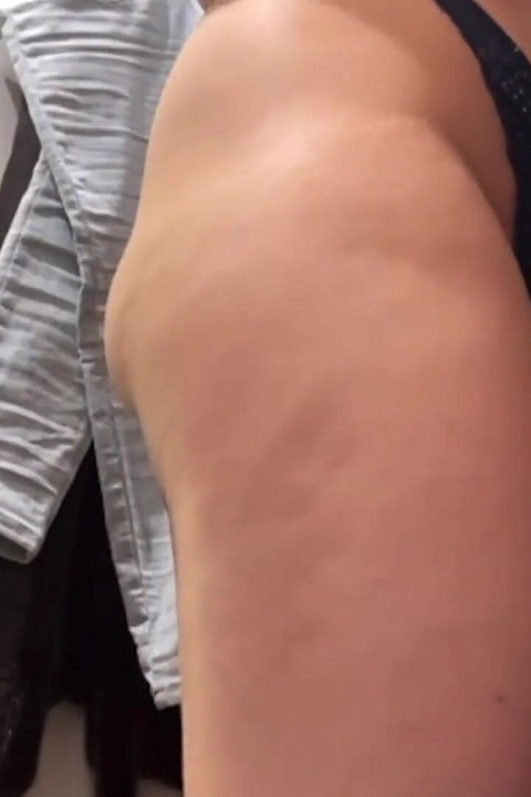 가게 피팅룸에서 자지와 섹스하는 양성애자 익스트림 섹스