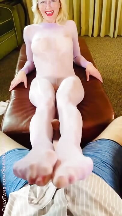 Une cuissarde face à face dans un bodystocking en nylon opaque le fait jouir !