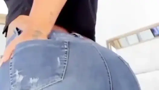 Большая попка в джинсах танцует