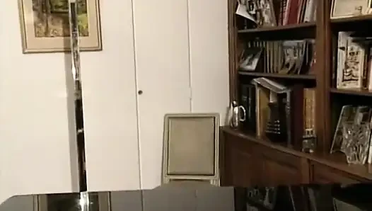 Balerina, sapık bir dans öğretmeni tarafından üçlü ilişkiye ikna edilir