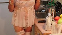 Сексуальная Linda Michelle на кухне