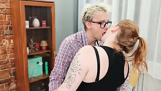 Pasutri yang romantis kembali dari bioskop dan mulai saling menikmati satu sama lain. Mereka berciuman, jilat memek, dan ngentot