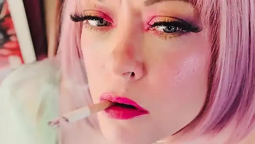 Eine hübsche prinzessin, Tina Snua , chainsmokes 2 Cork Zigaretten - baumelnde Snap-Inhales, treibenden Rauch