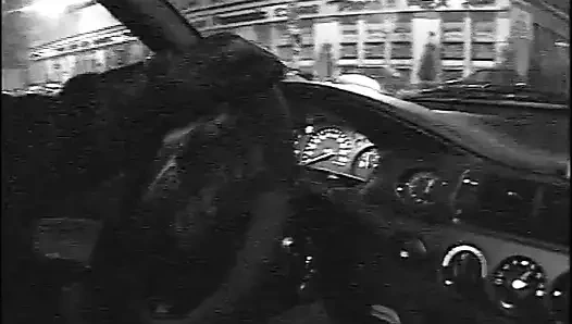 Блондинка с большими сиськами сосет член и трахается в задницу