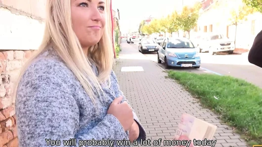 Hunt4k. Ein Mann versucht seine vollbusige Frau, mit ihrem Freund herumzualbern