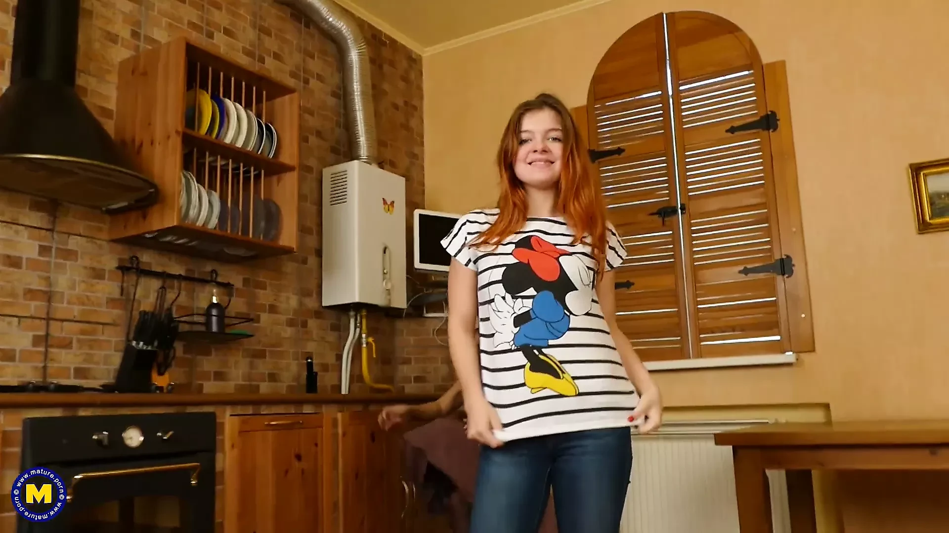 Madrasta asiática madura seduz menina na cozinha