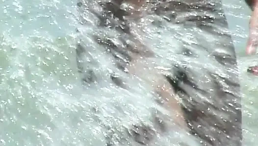 Sevimli kızlar plajda oynamayı seviyor