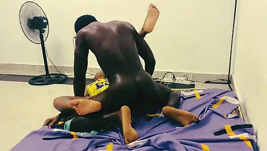 Cowok sange ini ngentot memekku dan lanjut ngentot memekku sesukanya