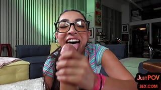 Une nana de 21 ans à lunettes en POV chevauche une bite en parlant coquine