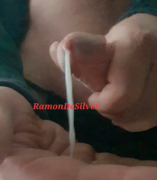 Il maestro Ramon si masturba in un caldo perizoma nero, la bocca aperta!