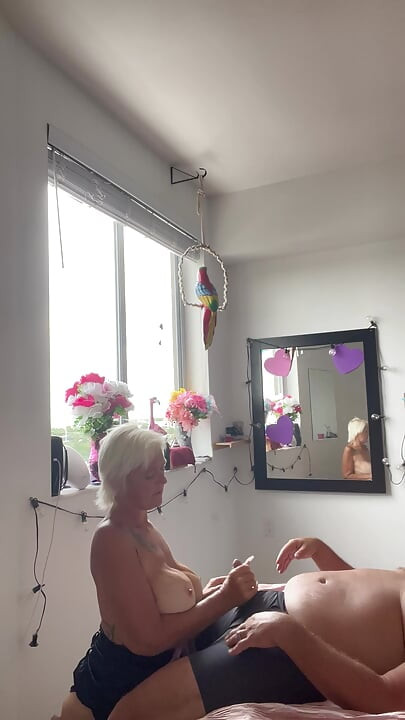 Gwiazdka porno Grecka Bogini Steph ssie kutasa w tym erotycznym filmie.