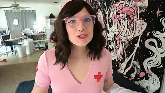 Ibu tiri yang bodoh ini menghibur anaknya sendiri