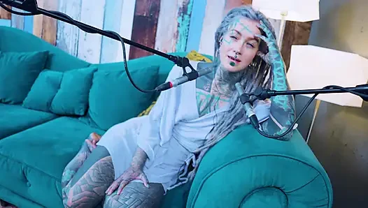 L - aşk hakkında konuşuyorum - asmr podcast sfw konuşuyor gotik sıska kız dreadlocks dövmeli model dövmeli kız