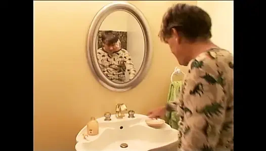 Ateşli evli kadın yarağa aç bir sürtüğe dönüşüyor