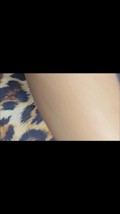 hermanastro follándose a su hermanastra en la habitación en la cama video completo de follada sexy