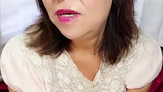 Mastürbasyonmun tadını çıkarırken şeffaf gece elbisemi giyiyorum