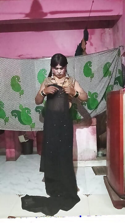 Madhuri bhabhi apni gand me do egg dalikali sari pehenkar