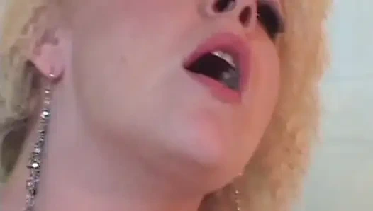 Французскую шлюху-блондинку забрызгали писсингом в лесбийском экшене