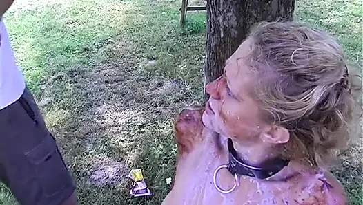 Schöne blondine spielt im freien mit ihrer fotze