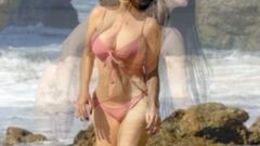 Claudia Alende - bikini en una playa en los angeles