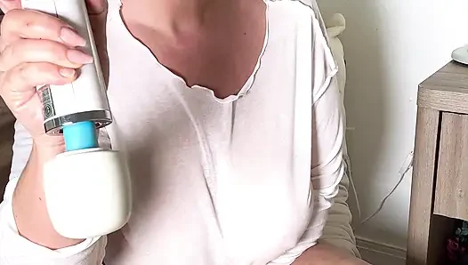 Büyük, yüksek sesle ve doğrudan konuya: büyük memeli orta yaşlı seksi kadının patlayıcı hitachi orgazmı