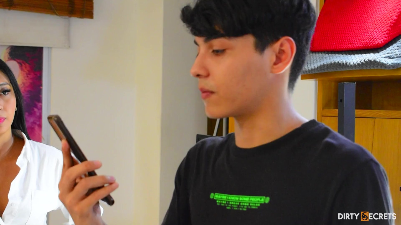 不動産業者は家を見せながらクライアントをファックします。