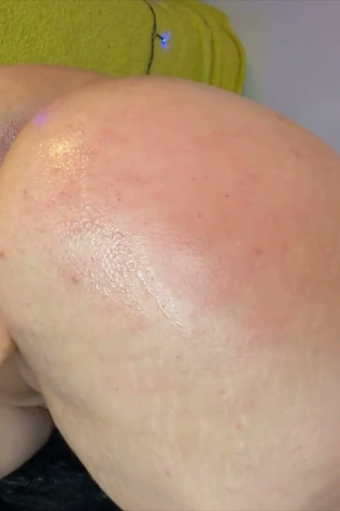 Chica de enorme culo ama un consolador en su interior