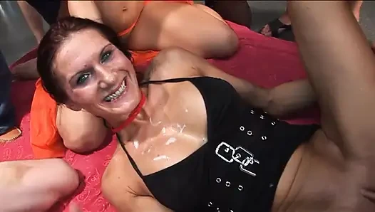 Pesta seks liar tante seksi dengan masker lagi asik nyepong kontol sampai tenggorokan