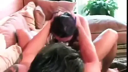 Sa chatte s’ouvre grand pour sa bite musclée