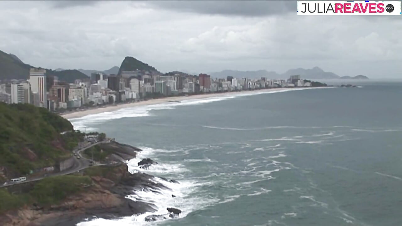 สาวร่านครางขณะที่เธอโดนเย็ดทั้งสองรูโดยควยหลายอัน