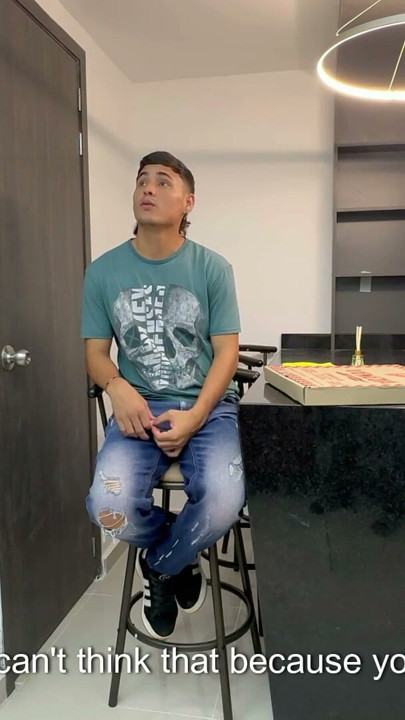 Ödeme için pizzacıyı sert sikiyorum ve zengin sütünü büyük sert penisinin dışına sıkıyorum. | Klip 1