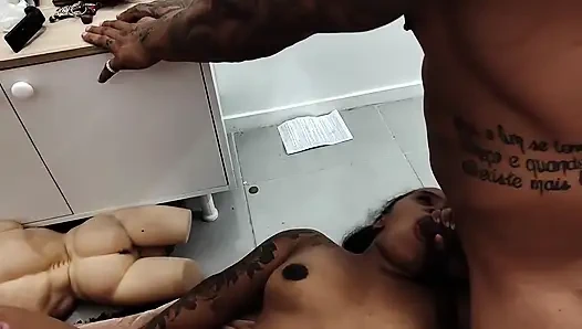 Minas Gerais'li cüce kız üvey erkek kardeşiyle grup seks yapıyor