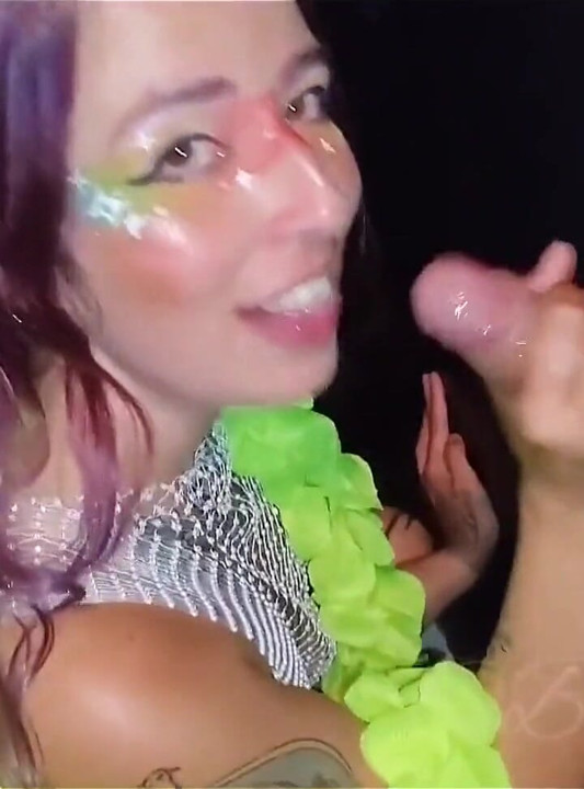 Blonda argentiniană m-a invitat să joc la gaura din zid - gloryhole și m-a supt până când tot laptele a ieșit din pula mea
