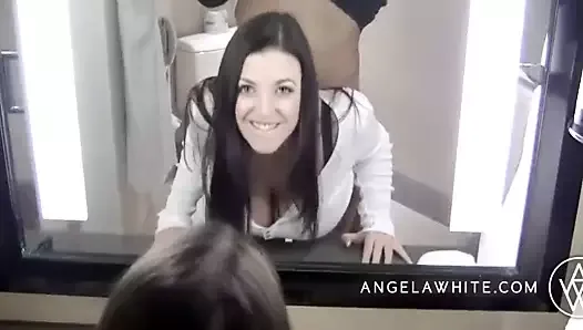 Angela White - une Australienne à forte poitrine baise une énorme bite