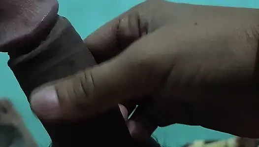 Üvey kız kardeşim kalın penisime eliyle masaj yapıyor