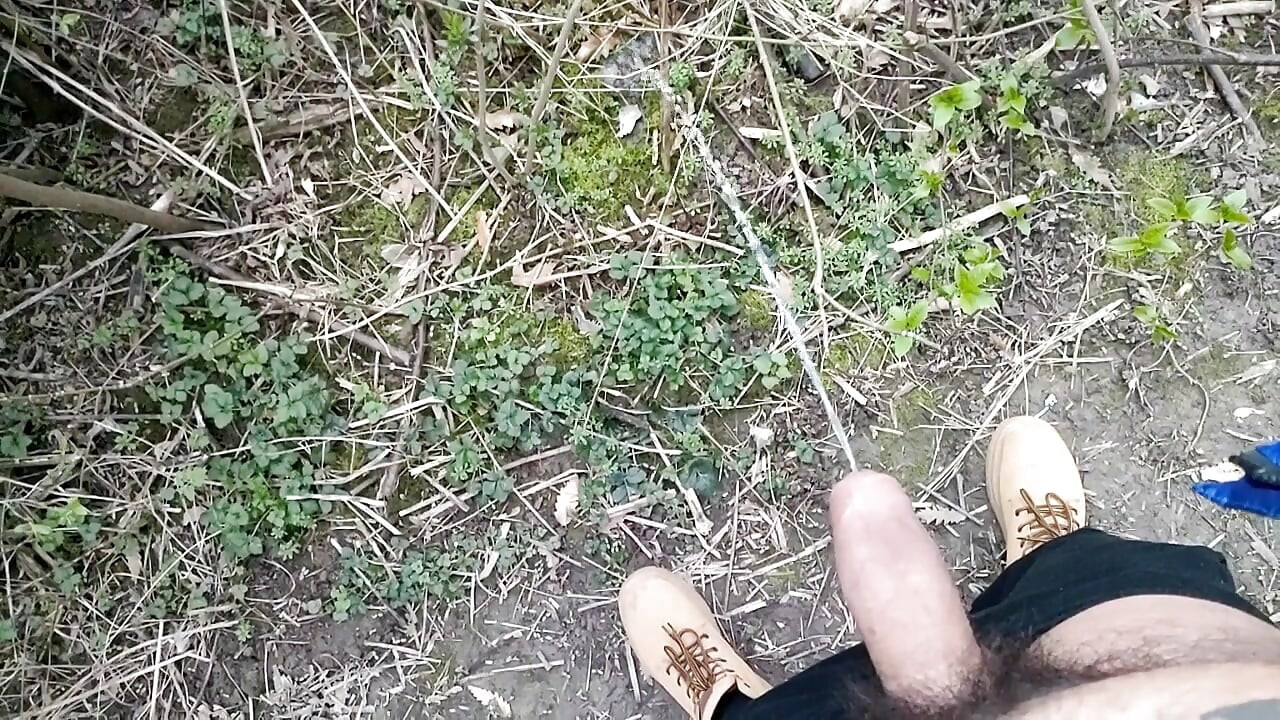 Sünnetsiz kıllı yarakla ağır çekimde uzun işeme açık havada