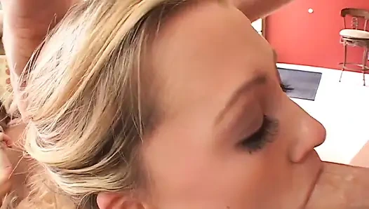 Cewek nakal rambut pirang ini lagi asik nyepong 3 kontol sekaligus sampai dicrot di wajahnya